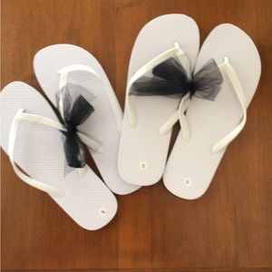 Bulk white flip flops